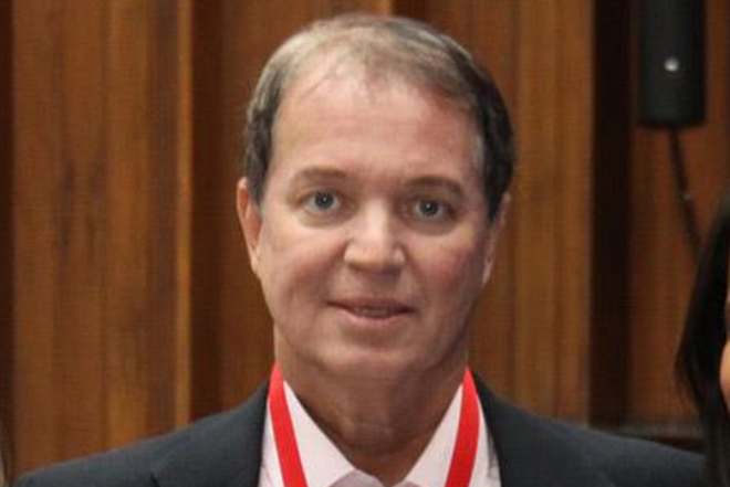 Carlos Voges passa mal e é internado