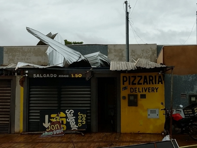 Vendaval destrói pizzaria e deixa prejuízo de quase R$5 mil na Capital