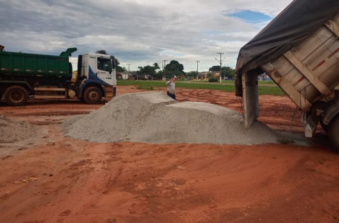 Agricultores familiares de Bandeirantes recebem 37 toneladas de calcário