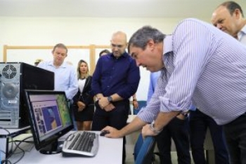 Governo inaugura reforma de escola no bairro Rita Vieira