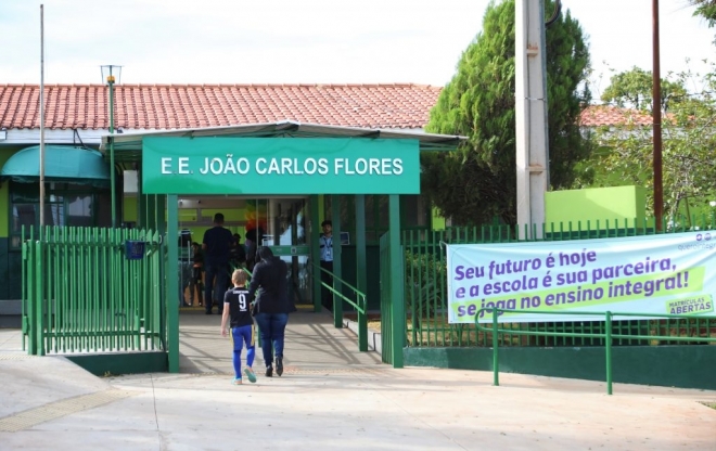 Governo inaugura reforma de escola no bairro Rita Vieira