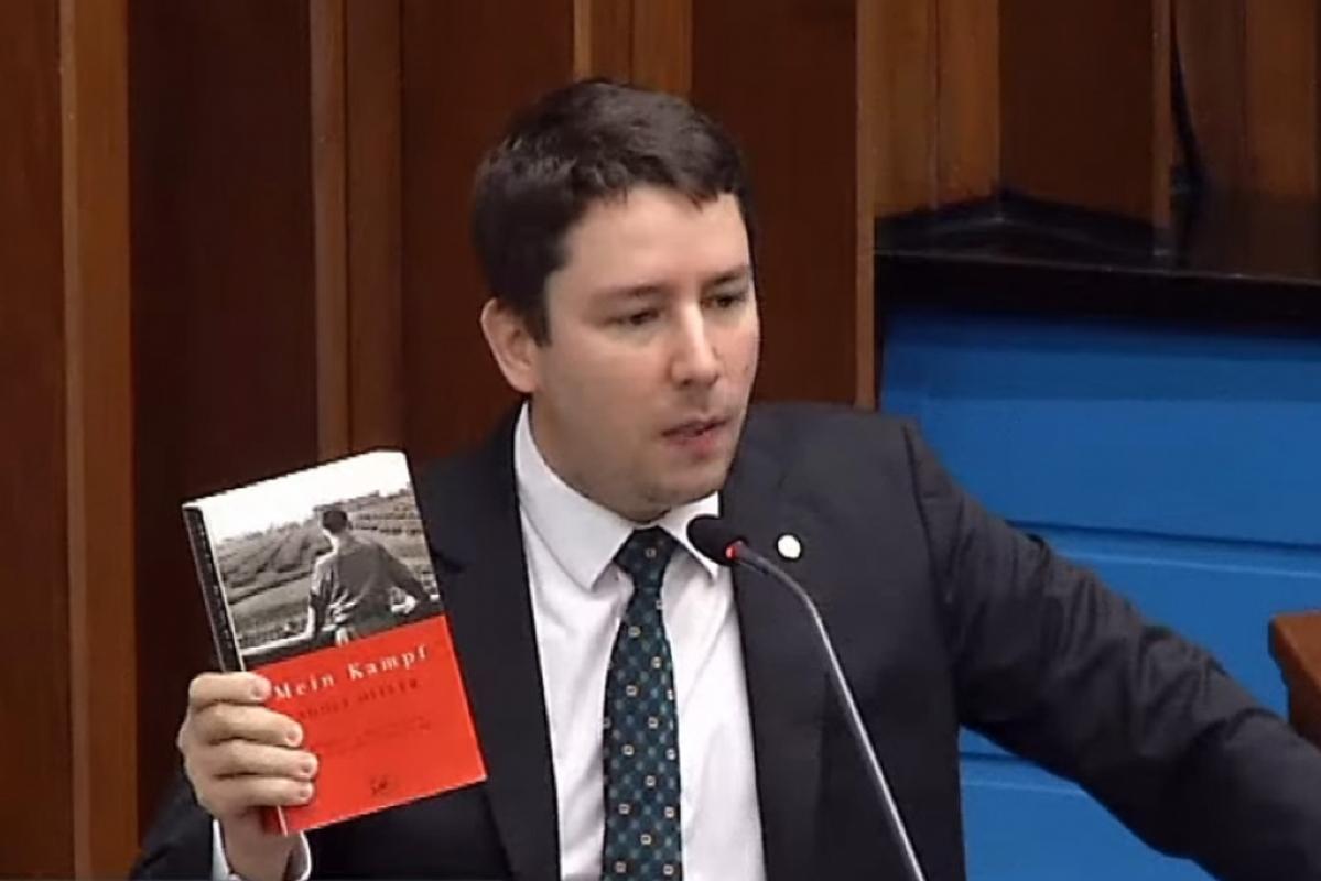 Deputado cita livro de Hitler na tribuna da Assembleia Legislativa