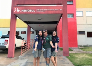 Mãe e filhas gêmeas promovem campanha de doação de sangue
