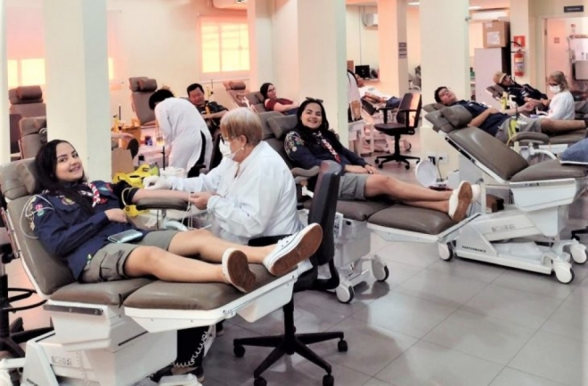 Mãe e filhas gêmeas promovem campanha de doação de sangue