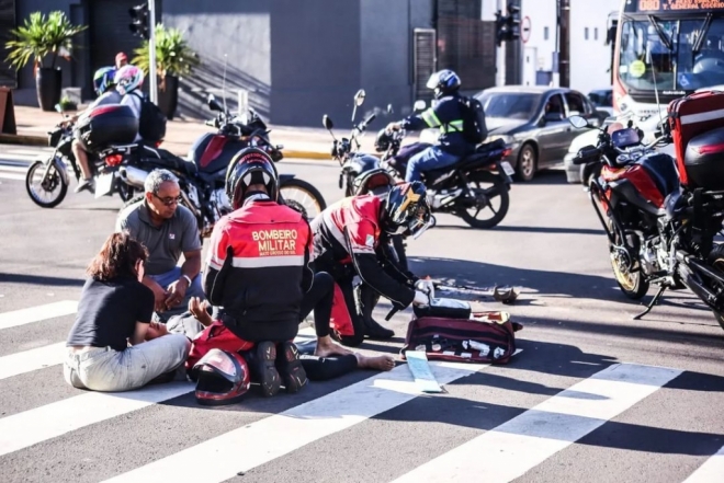 Motociclista colide contra caminhão e sofre fratura exposta