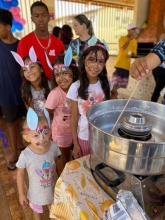 Esquadrão da Juventude distribui 500 ovos de páscoa para crianças carentes