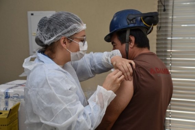 Colaboradores da indústria começam a receber vacinação contra a gripe