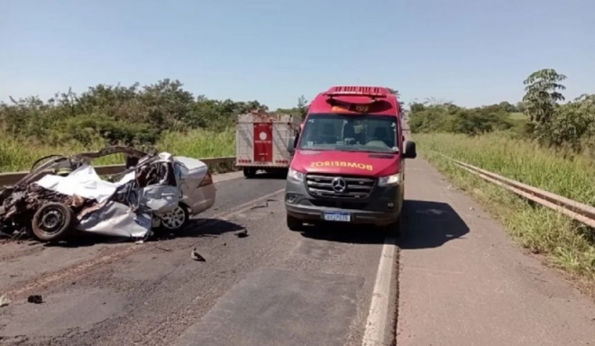 Casal e criança de 4 anos morre em acidente na BR-158 