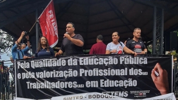 Professores de mais de 160 escolas municipais vão às ruas protestar