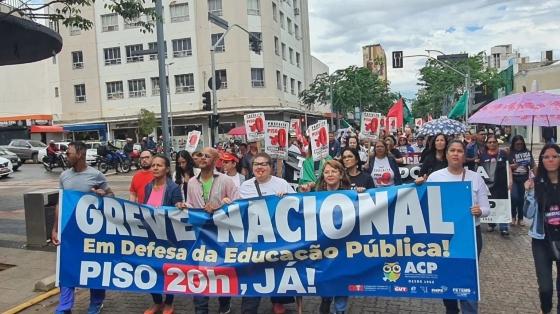 Professores e profissionais da educação durante paralisação