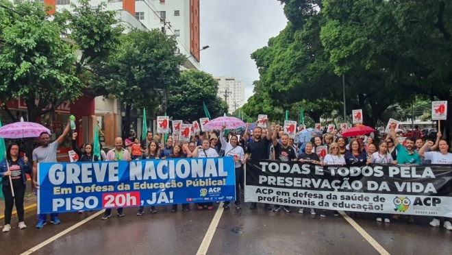 Professores de mais de 160 escolas municipais vão às ruas protestar