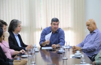 Eduardo Riedel assina primeiro contrato de gest&atilde;o com a Segov