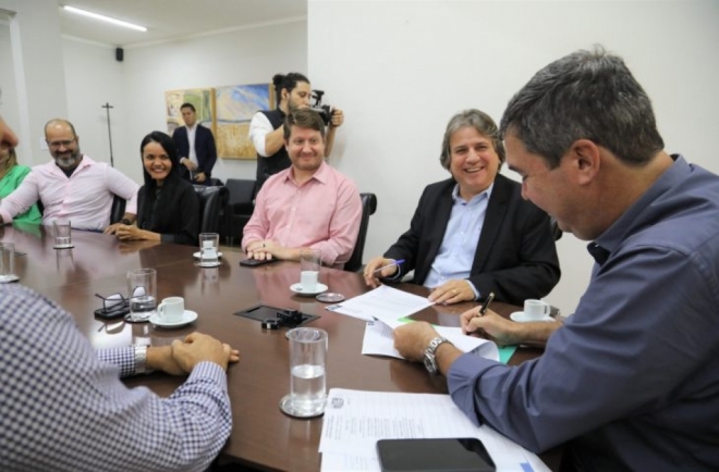 Eduardo Riedel assina primeiro contrato de gest&atilde;o com a Segov