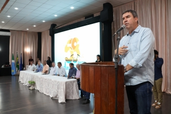 Governador marca presen&ccedil;a na tradicional Festa da Farinha em Anast&aacute;cio 