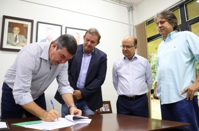 Governador assina contrato de gestão com a Casa Civil