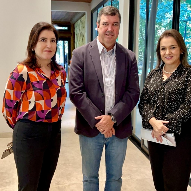 Adriane Lopes se reúne com Simone e Riedel na Capital