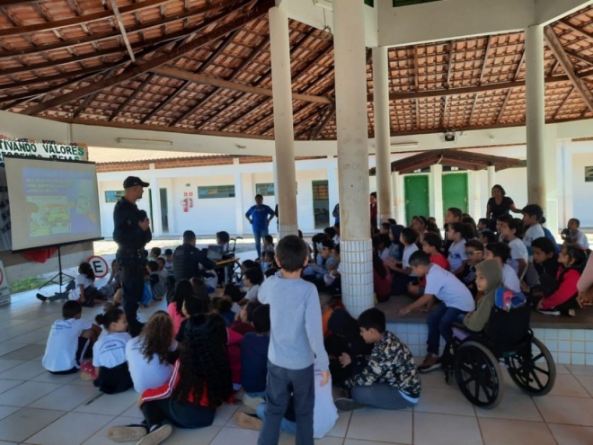 Polícia Militar promove palestra sobre Maio Amarelo na escola municipal de Coxim