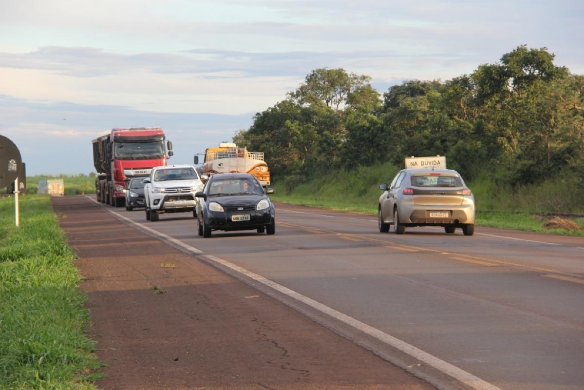 Foto ilustrativa de tr&acirc;nsito, estrada, trafego, farol, BR