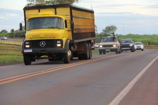 Foto ilustrativa de trânsito, estrada, trafego, farol, BR