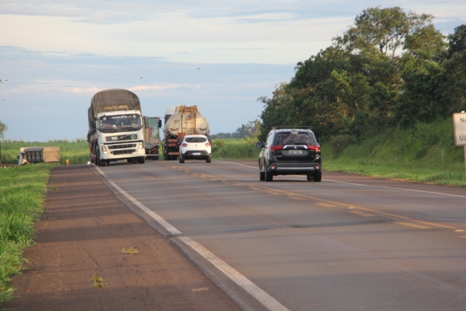 Foto ilustrativa de trânsito, estrada, trafego, farol, BR