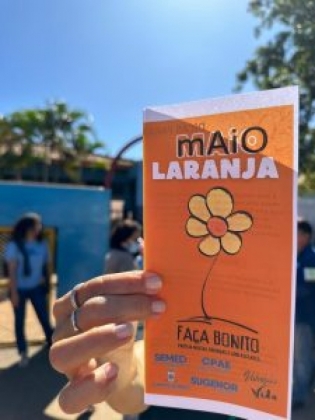 Maio Laranja: Alunos fazem blitz e entregam panfletos em frente à escola