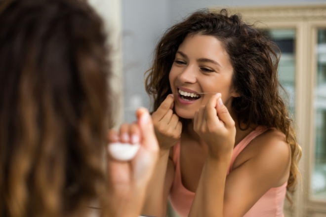 Usar cabelo como fio dental causa riscos 