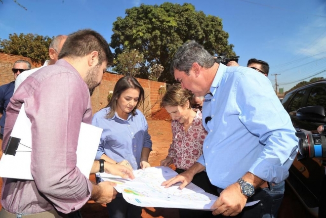 Riedel, Tereza Cristina e Adriane Lopes visitam obras na Capital 