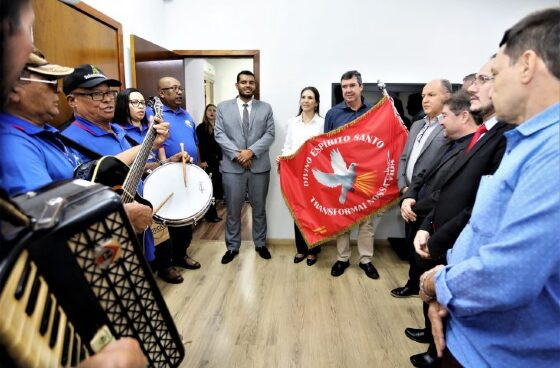 Governador Eduardo Riedel recebeu a Bandeira do Divino durante a semana