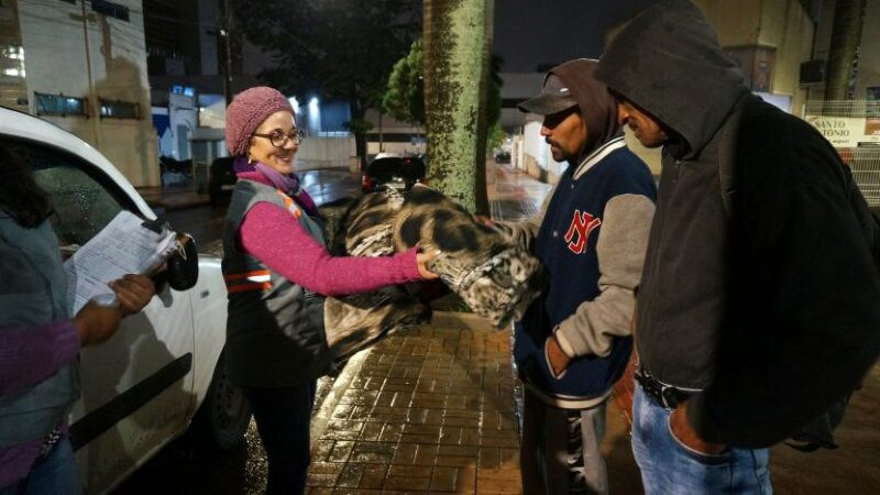 Entrega de cobertores para pessoas em situação de rua
