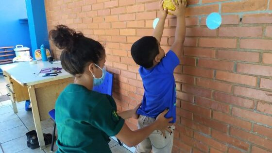 Crianças recebem atendimento gratuito em fisioterapia respiratória