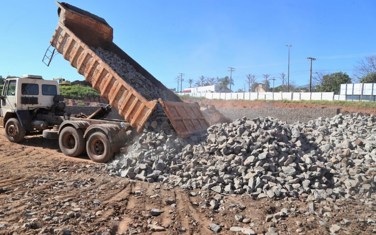 Prefeitura avança as obras do “piscinão” na Avenida Mato Grosso