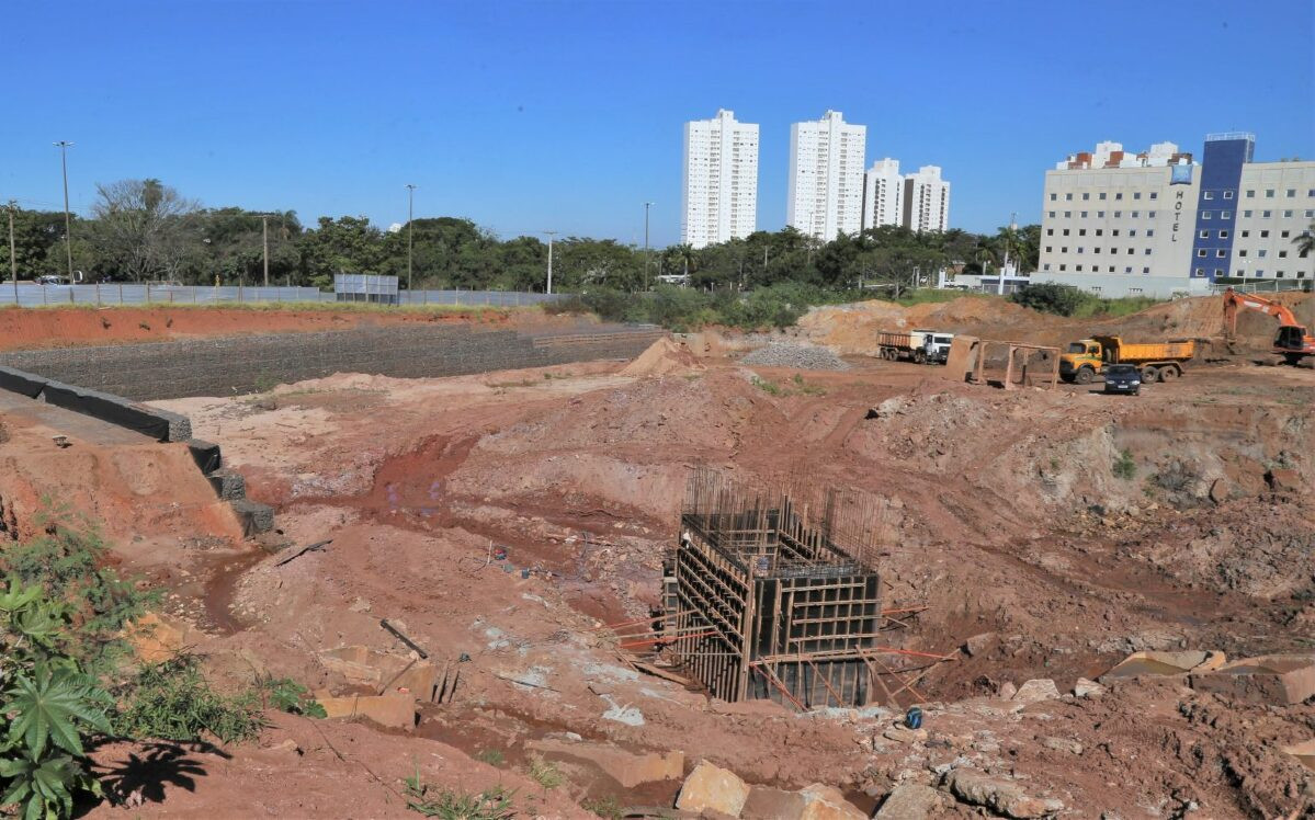 Prefeitura avança as obras do “piscinão” na Avenida Mato Grosso