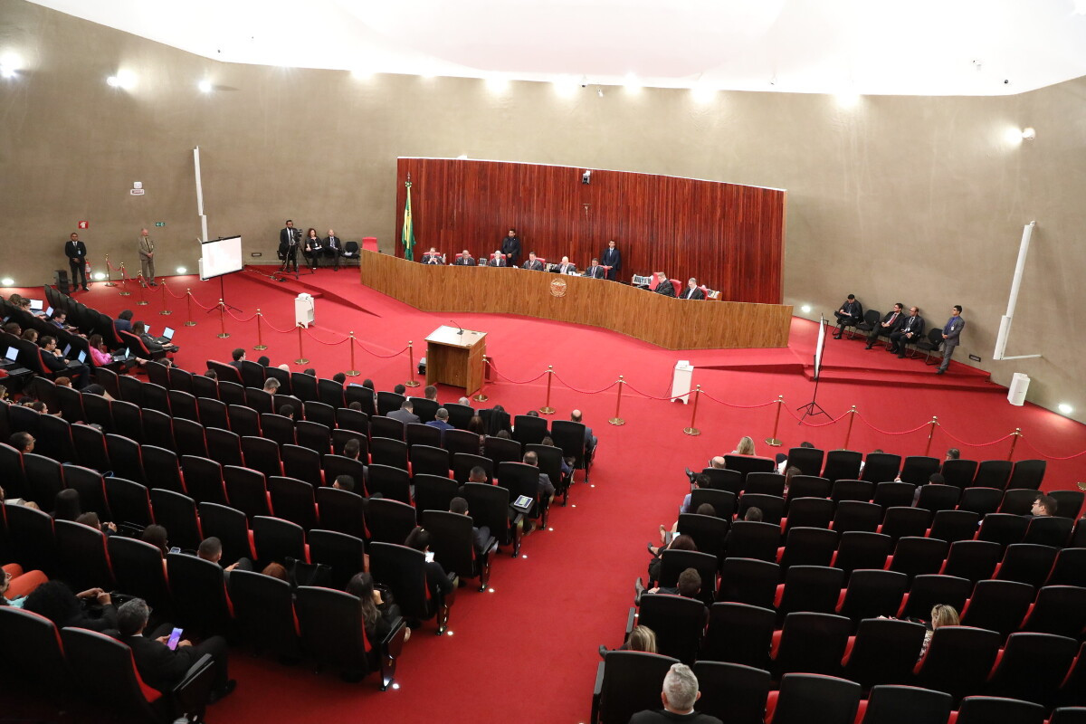 TSE suspende sess&atilde;o com 3 votos a 1 pela inelegibilidade de Bolsonaro