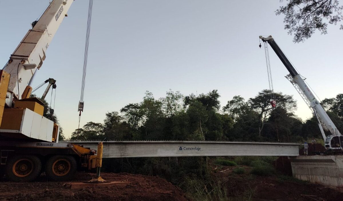 Obra de ponte entre Ponta Porã e Laguna Carapã recebe vigas de concreto