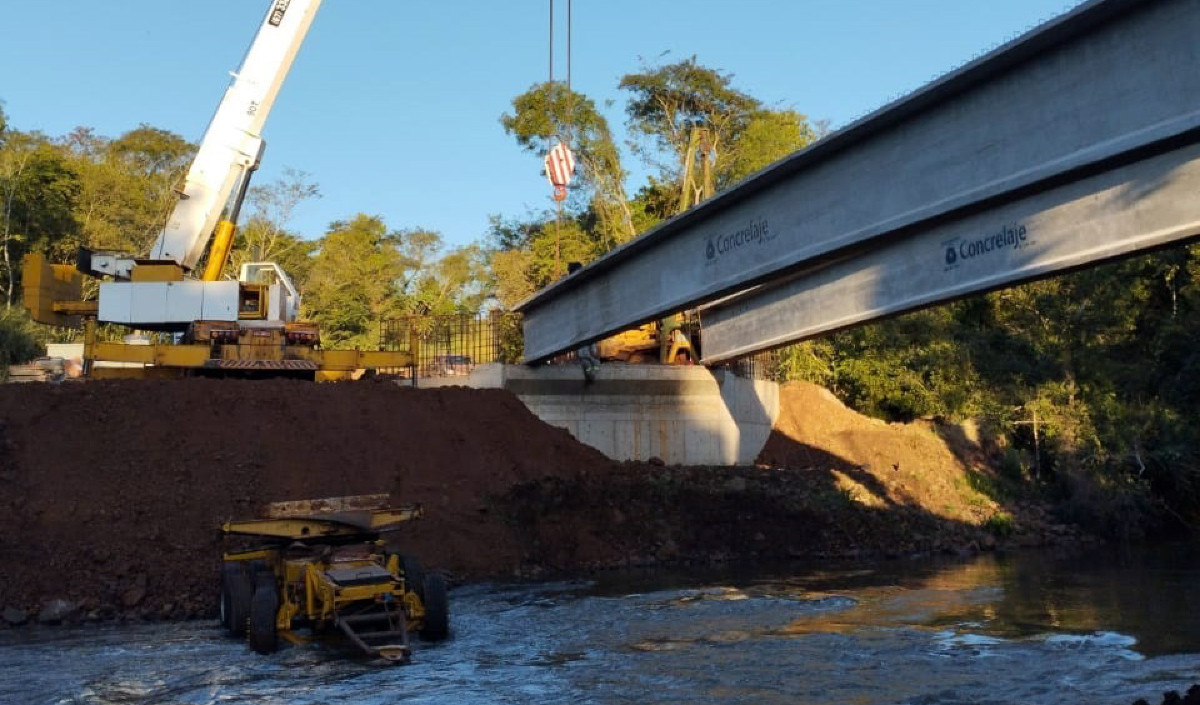 Obra de ponte entre Ponta Porã e Laguna Carapã recebe vigas de concreto