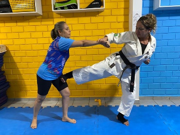 Lutadora ensina defesa pessoal de graça as mulheres. “É meu propósito de vida”, define