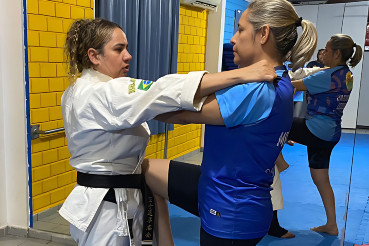 Lutadora ensina defesa pessoal de graça as mulheres. “É meu propósito de vida”, define