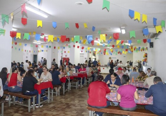 Colaboradores e acompanhantes de pacientes almoçando cardápio junino 