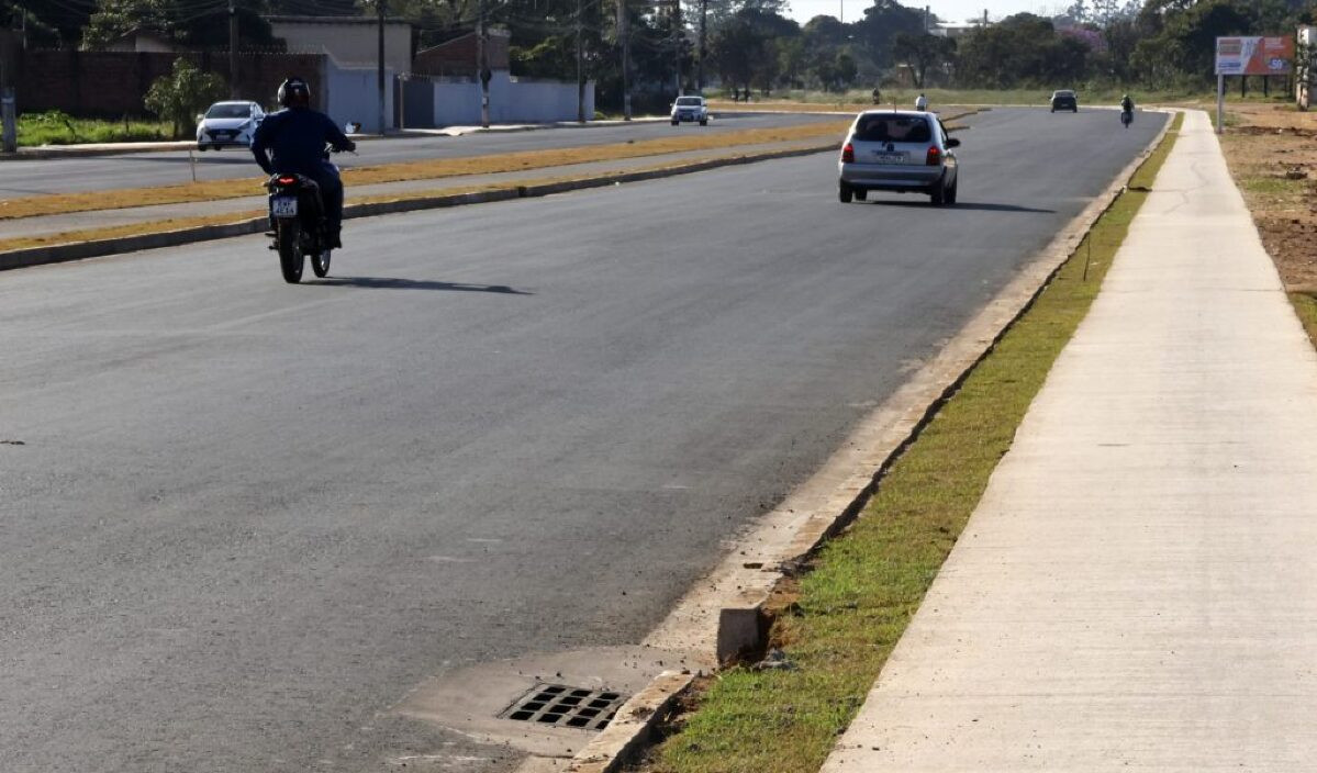 Av. dos Cafezais começa receber calçamento, plantio de grama e bocas de lobo