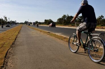 Av. dos Cafezais começa receber calçamento, plantio de grama e bocas de lobo