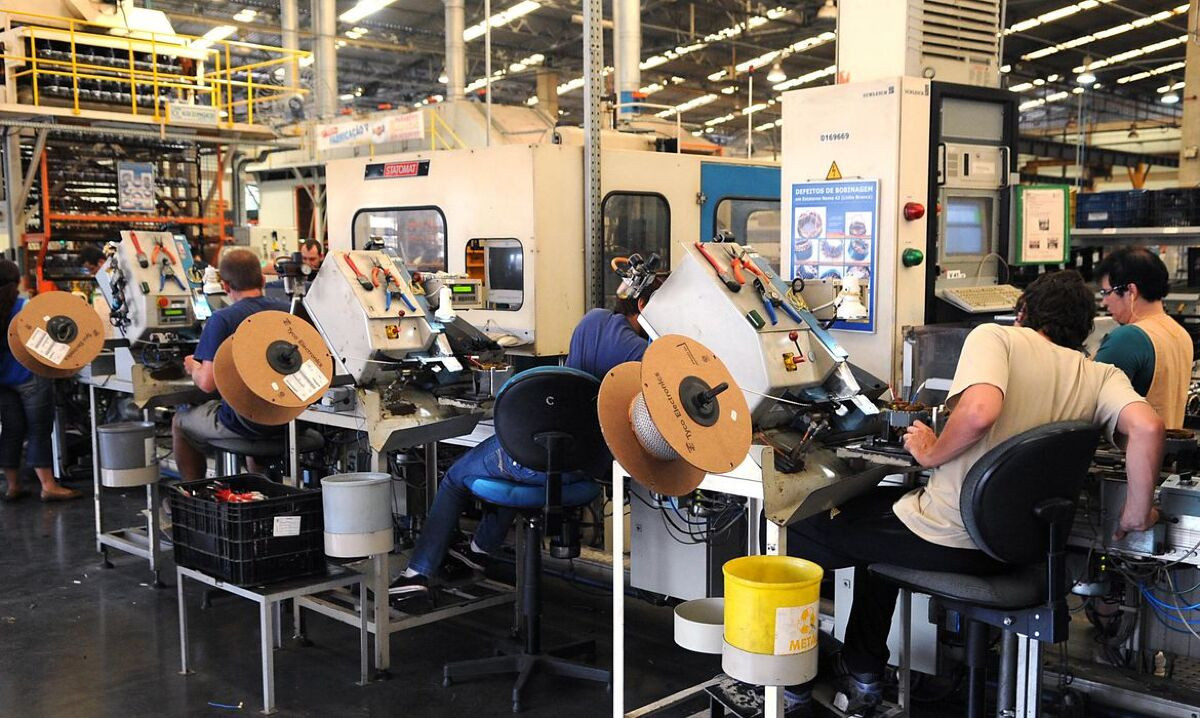 Reforma tributária aprovada na Câmara é primeiro passo para reindustrialização do país, avalia economista