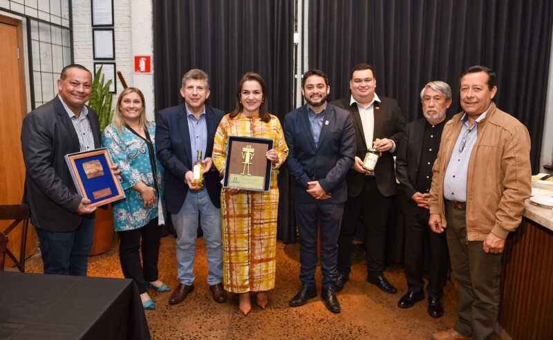 Prefeita Adriane Lopes recebe delegação chilena