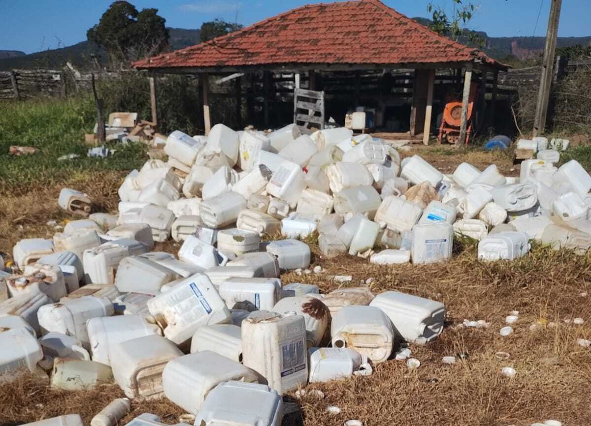 Produtor &eacute; autuado em R$ 50 mil por armazenar embalagens de agrot&oacute;xicos irregularmente