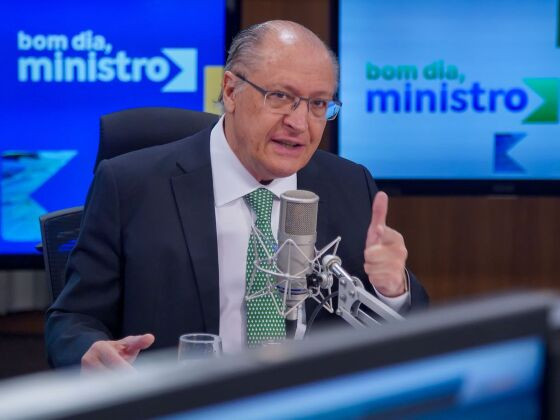 Alckmin diz que aprova&ccedil;&atilde;o da reforma tribut&aacute;ria foi sem toma l&aacute;, d&aacute; c&aacute;
