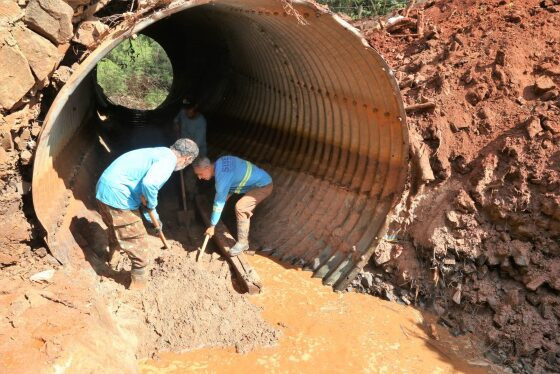 Chuvas fortes destruíram a tubulação