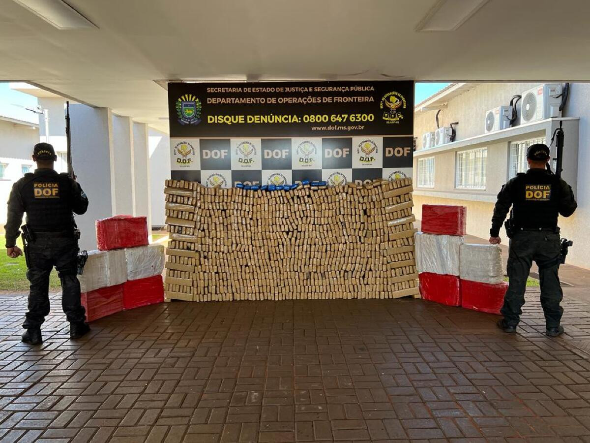 Caminhonete capota na MS-040 com mais de 2 milhões de reais em maconha