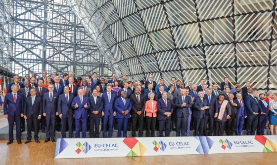 Sessão de abertura da III Cúpula de Chefes de Estado e de Governo UE-CELAC. Este encontro reuniu líderes europeus, latino-americanos e caribenhos para renovar as relações entre as regiões no plano político, fortalecer a democracia, defender os direit