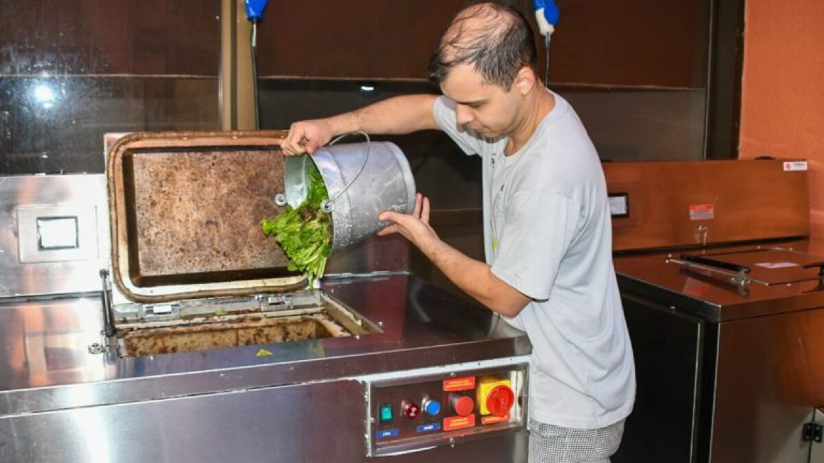 Parceria transforma resíduos alimentícios em adubo orgânico na Capital