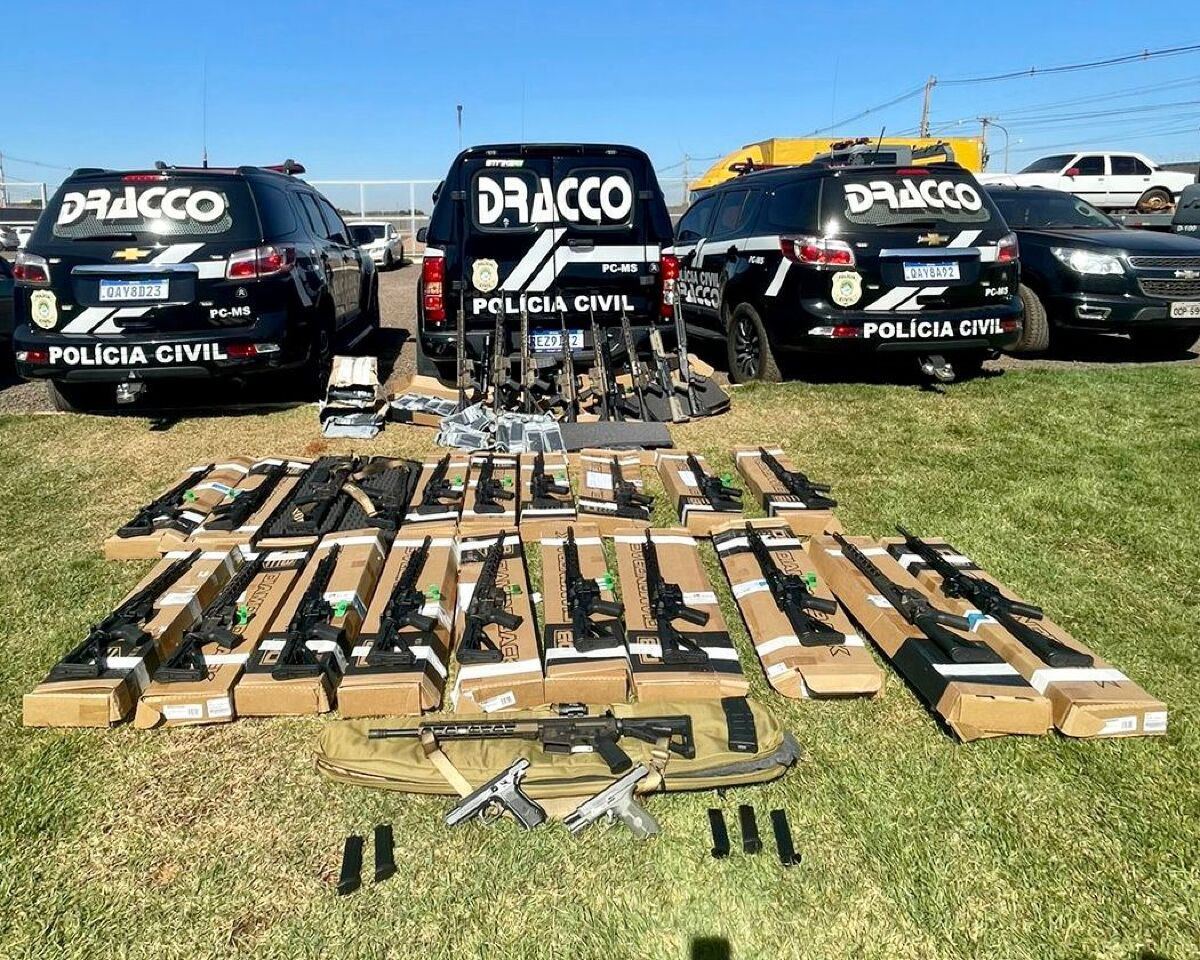 DRACCO apreende 28 fuzis ilegais em loja de armas de fogo