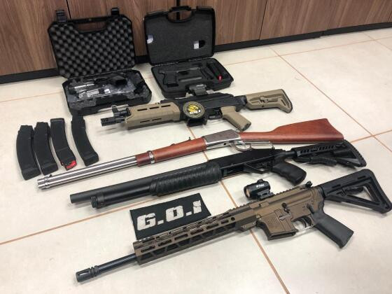 DRACCO apreende 28 fuzis ilegais em loja de armas de fogo